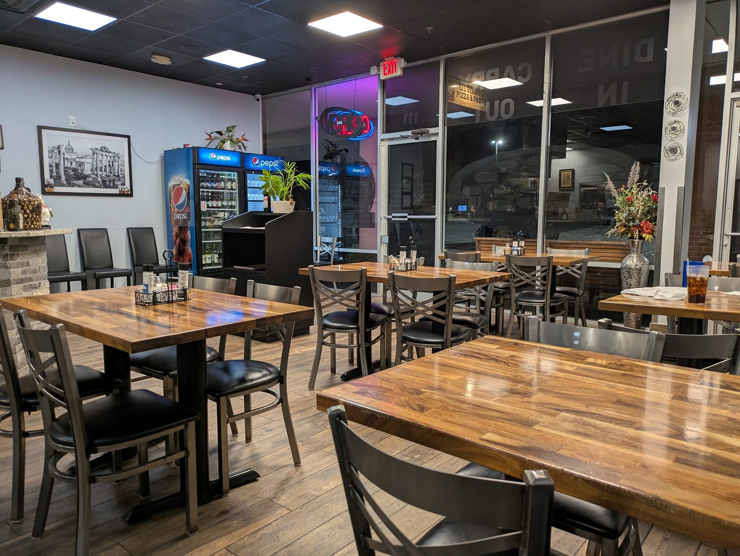 Casual family-style dining room at Lil Vinny's Pizza & Pasta Oviedo