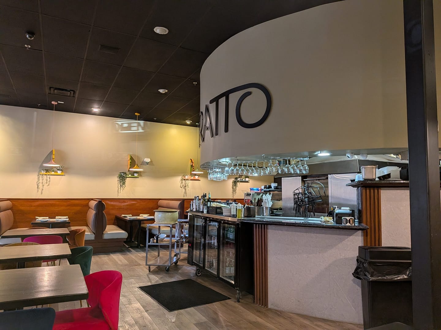 Bar and booth seating at Tratto Avalon Park Orlando